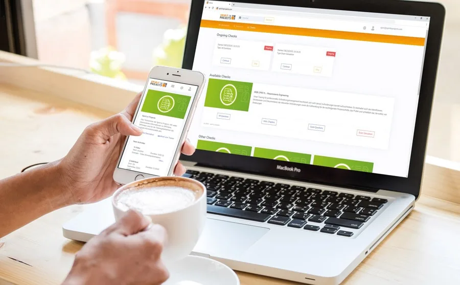 Die Lernplattform von Spirit in Projects, geöffnet auf einem Notebook und einem Smartphone